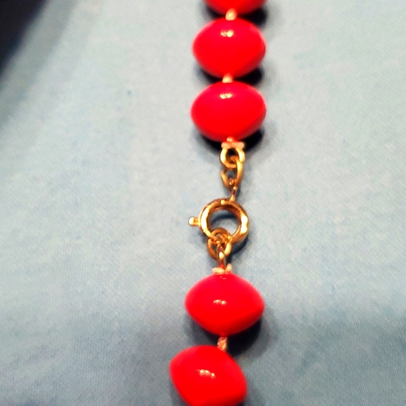 Vtg Bright red strand of beads - Picture 2 of 4